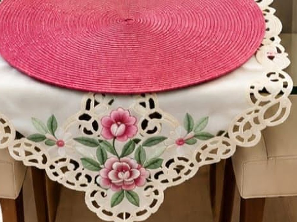 Camino de mesa floral bordado